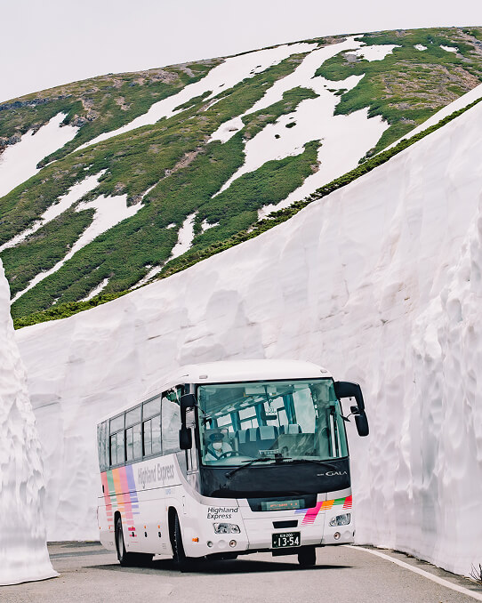 乗鞍岳春山バスで憧れの「雪の回廊」へ。